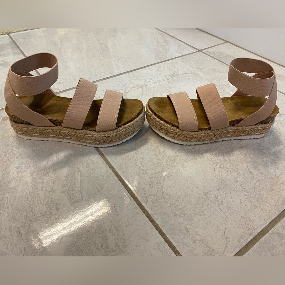 Steve Madden platform espadrilles. Fits like a size 6.Very comfortable.Worn once